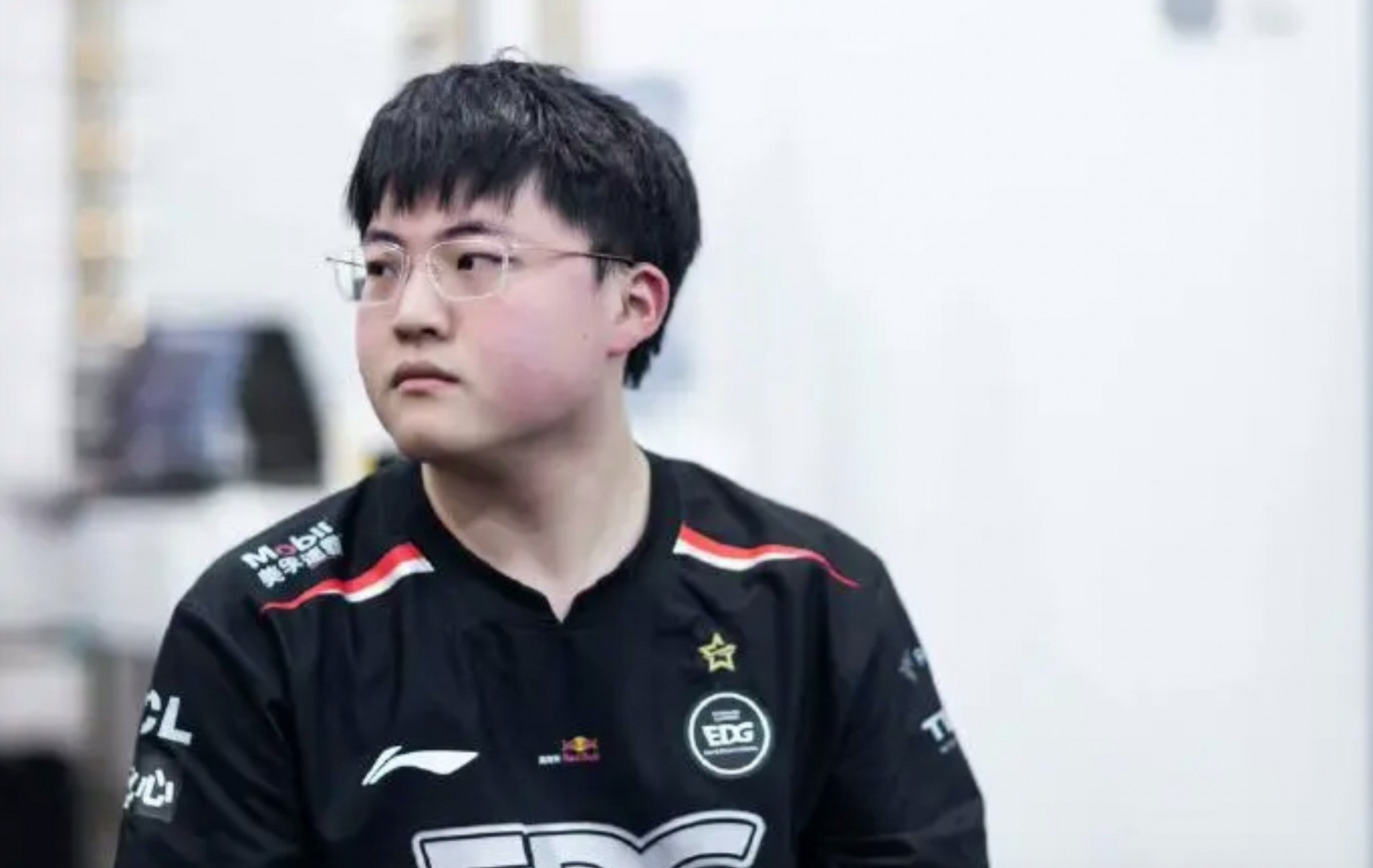 1JJ-关于Uzi在利物浦比赛中锐不可当，表现优异引发热议！全场沸腾不已的信息