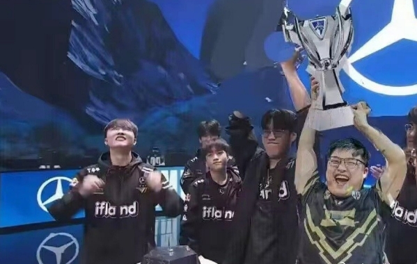 关于Uzi在利物浦比赛中锐不可当，表现优异引发热议！全场沸腾不已的信息