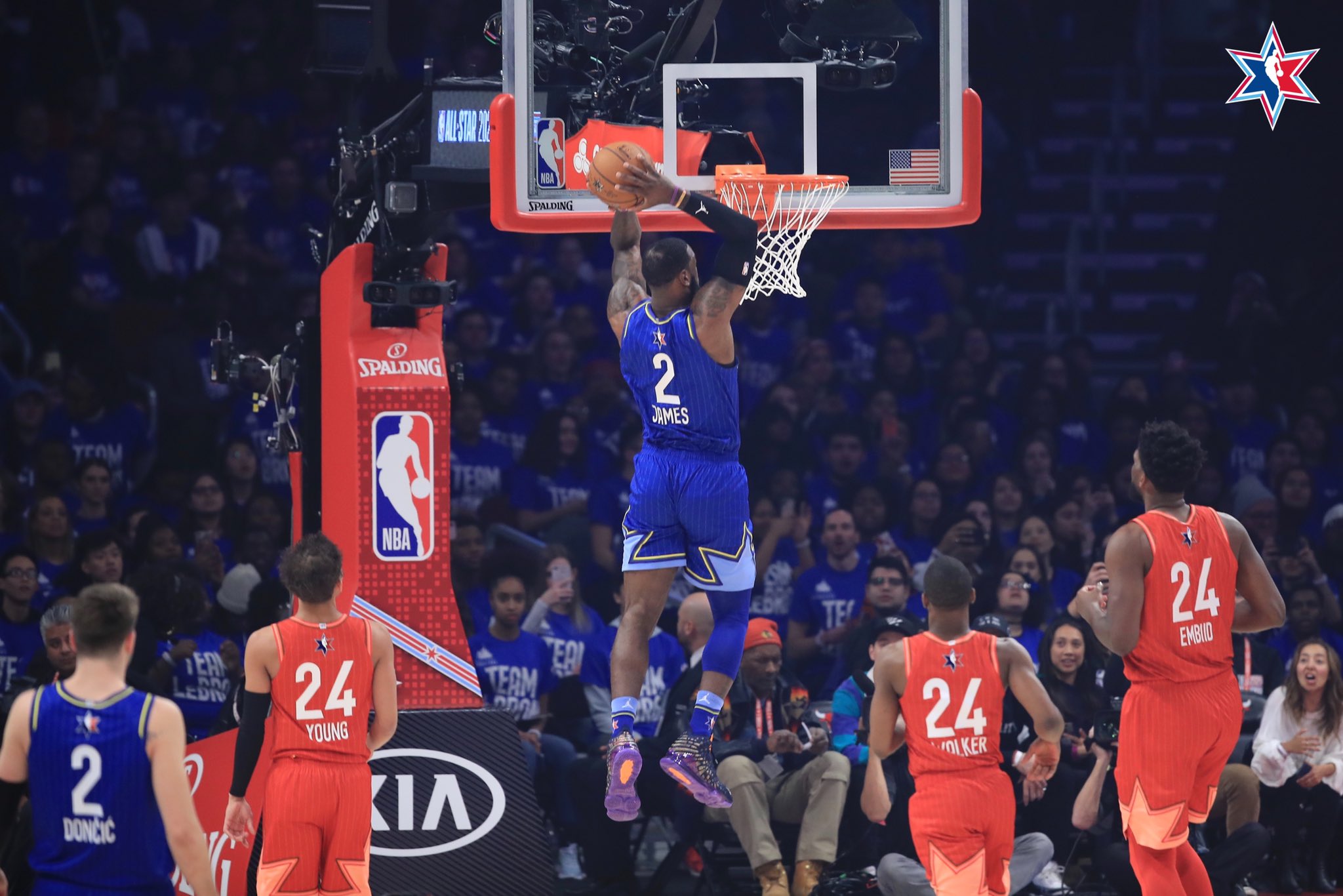 包含詹姆斯重要时刻险胜，西班牙队带队取胜！引发球迷热议的词条