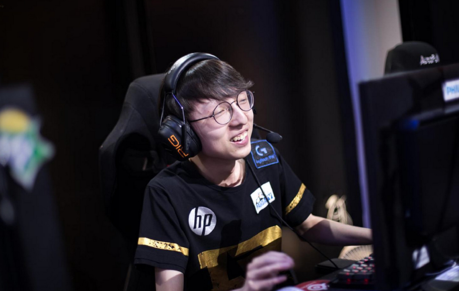 1JJ-包含Uzi回归赛场，绝杀首场状态亮眼，德国队观众沸腾！的词条